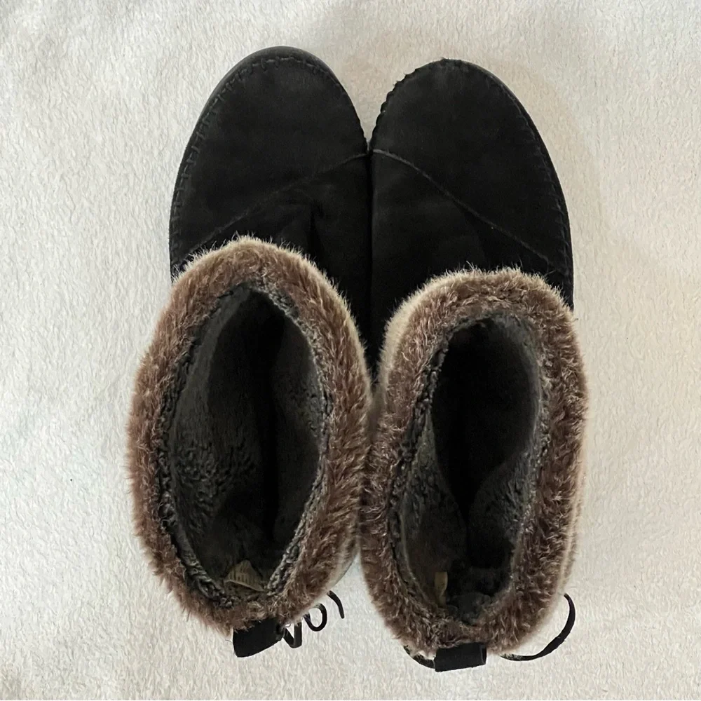TOMS Nepal Black Suede Faux Fur Moccasin Boot Size 10